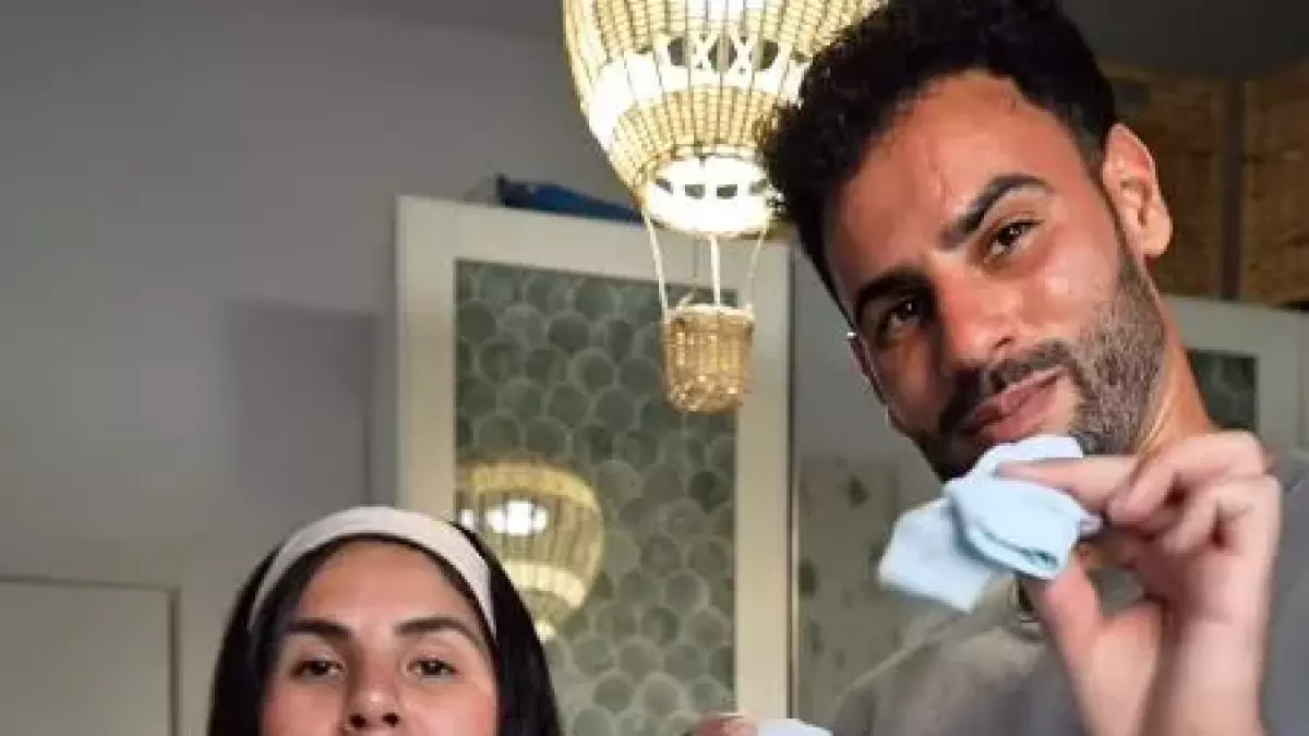 Isa Pantoja y Asraf Beno preparan la maleta de su bebé